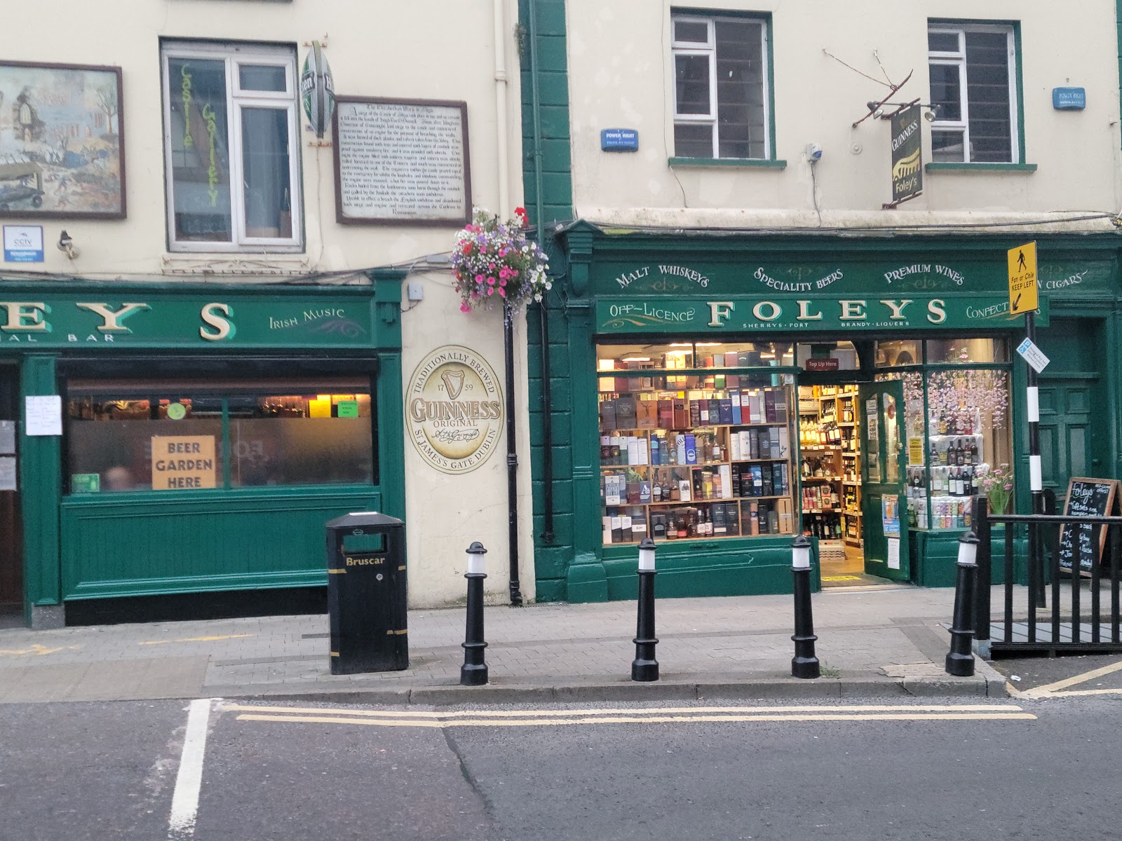 Pub Foley's Foley's Bar — Irish Pub in Sligo, Ireland | Live Music | Craic Map